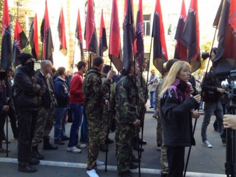 "Правый сектор" колонной двинулся под ЦИК митинговать